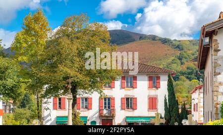 Case tipiche nel villaggio di Ainhoa in basco paese Foto Stock