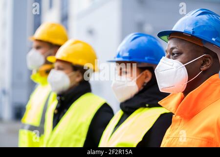 Ingegneri di fabbrica o lavoratori edili in maschera facciale Foto Stock