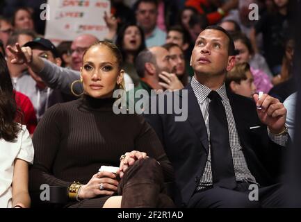 15 gennaio 2018: Cantante e attrice americana, Jennifer Lopez, conosciuta anche con il suo soprannome J.lo, con Alex Rodriguez guardare da posti in prima fila la partita di basket maschile NCAA tra i Duke Blue Devils e l'Università di Miami Hurricanes al Watsco Center a Coral Gables, Florida. Duke ha vinto il 83-75. Mario Houben/CSM Foto Stock