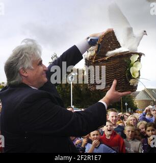 File photo datato 25/09/04 di Mick North, padre di Sophie che è stato ucciso nel massacro di Dunblane, rilasciando colombe bianche per simboleggiare Pace, speranza e successo per il Dunblane Center alla sua apertura ufficiale. Sedici bambini e l'insegnante Gwen Mayor sono stati assassinati dal gunman Thomas Hamilton quando ha aperto il fuoco su una classe di palestra alla Dunblane Primary School il 13 1996 marzo. Data di emissione: Sabato 13 marzo 2021. Foto Stock