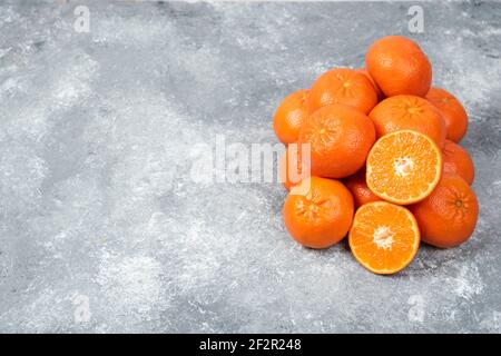 Succosa frutti d'arancia con fette su fondo di pietra Foto Stock