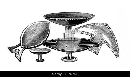 Illustrazione del XIX secolo di manufatti della Nuova Guinea. Incisione pubblicata su Systematischer Bilder-Atlas zum Conversations-Lexikon, Ikonographische Foto Stock