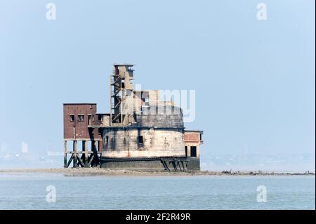 CHATHAM, KENT, UK - 22 MAGGIO 2010: Batteria abbandonata della torre della granella nel fiume Medway Foto Stock