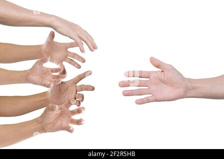 Mano che raggiunge per aiutare la mano, isolato su sfondo bianco. Foto Stock