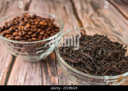 Foglie di tè per infuser e chicchi di caffè tostati in vetro contenitori Foto Stock