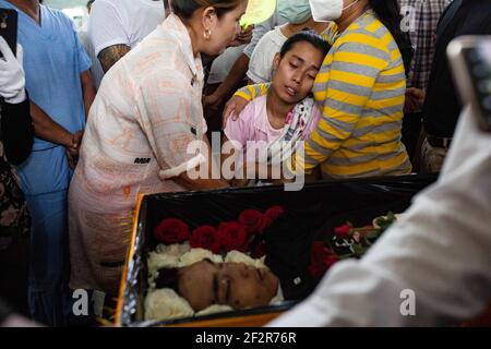 (NOTA DELLA REDAZIONE: Immagine della morte) un parente reagisce ai funerali di Chit min Thu, un manifestante pro-democrazia ucciso dalle forze di sicurezza durante una dimostrazione contro il colpo di stato militare a Yangon dove le forze di sicurezza del Myanmar hanno attaccato i dimostranti con proiettili di gomma, munizioni vive, gas lacrimogeni e bombe stordenti uccidendo diversi manifestanti. L'esercito del Myanmar ha arrestato il consigliere di Stato del Myanmar Aung San Suu Kyi il 01 febbraio 2021 e ha dichiarato uno stato di emergenza mentre coglie il potere nel paese per un anno dopo aver perso l'elezione contro la Lega nazionale per la democrazia (NLD). Foto Stock