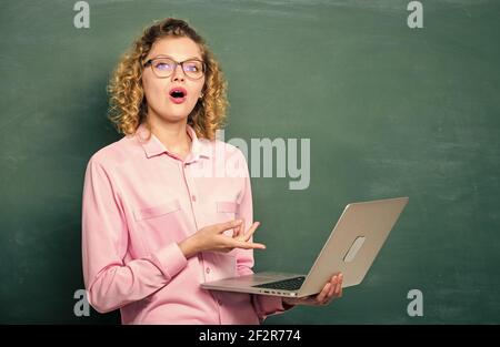 Studente STEM. Scuola online. Corso di insegnamento online. Informatica e programmazione. Studiare online. Processo remoto. Notebook per insegnanti per la ricerca di informazioni Foto Stock