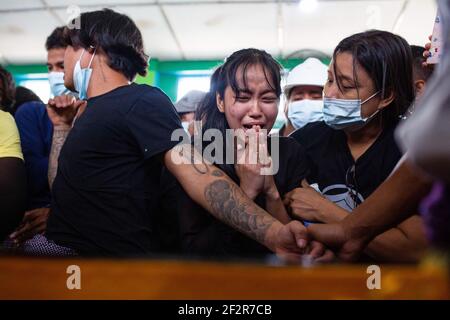 Un parente reagisce ai funerali di Chit min Thu, un manifestante pro-democrazia ucciso dalle forze di sicurezza durante una manifestazione contro il colpo di stato militare a Yangon dove le forze di sicurezza del Myanmar hanno attaccato i dimostranti con proiettili in gomma, munizioni vive, gas lacrimogeni e bombe stordenti uccidendo diversi manifestanti. L'esercito del Myanmar ha arrestato il consigliere di Stato del Myanmar Aung San Suu Kyi il 01 febbraio 2021 e ha dichiarato uno stato di emergenza mentre coglie il potere nel paese per un anno dopo aver perso l'elezione contro la Lega nazionale per la democrazia (NLD). (Foto di Aung Kyaw Htet/SOPA Images/Sipa US Foto Stock