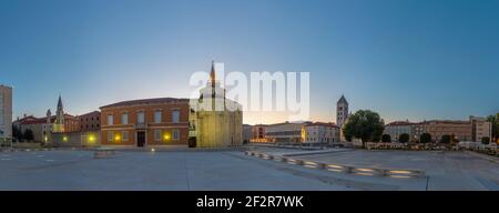 Sunrise vista del forum romano in piazza Zeleni trg a Zadar, Croazia Foto Stock