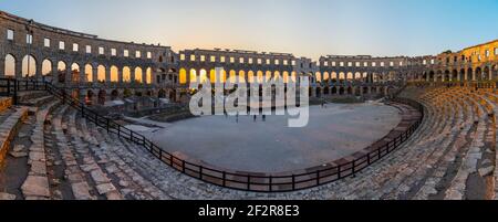 Tramonto all'interno dell'anfiteatro romano di Pola, Croazia Foto Stock