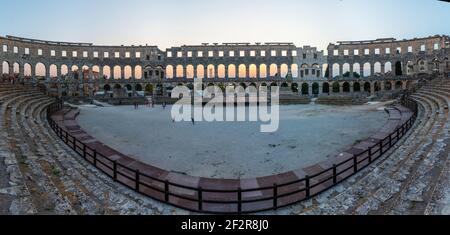 Tramonto all'interno dell'anfiteatro romano di Pola, Croazia Foto Stock