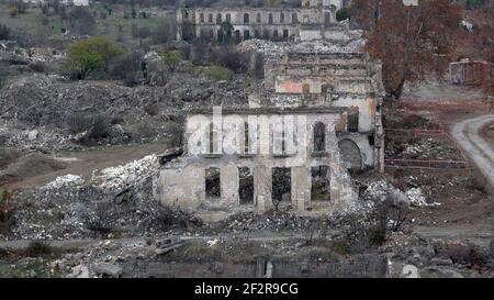 AGDAM, AZERBAIGIAN - DICEMBRE 14: Rovine di un edificio nella città di Agdam che è stato distrutto dalle forze armene durante la prima guerra di Nagorno-Karabakh il 14 dicembre 2020 ad Agdam, Azerbaigian. La città e il suo distretto circostante sono stati restituiti al controllo azerbaigiano come parte di un accordo che ha concluso la guerra di Nagorno-Karabakh 2020. Foto Stock