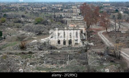 AGDAM, AZERBAIGIAN - DICEMBRE 14: Rovine di un edificio nella città di Agdam che è stato distrutto dalle forze armene durante la prima guerra di Nagorno-Karabakh il 14 dicembre 2020 ad Agdam, Azerbaigian. La città e il suo distretto circostante sono stati restituiti al controllo azerbaigiano come parte di un accordo che ha concluso la guerra di Nagorno-Karabakh 2020. Foto Stock