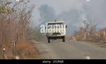 AGDAM, AZERBAIGIAN - DICEMBRE 14: Un veicolo militare azero guida vicino alla città di Agdam che è stato catturato e distrutto dalle forze etniche armene nel 1993, durante la prima guerra del Nagorno-Karabakh il 14 2020 dicembre ad Agdam, Azerbaigian. La città di Agdam e il suo distretto circostante sono stati restituiti al controllo azerbaigiano come parte di un accordo che ha concluso la guerra di Nagorno-Karabakh 2020. Foto Stock