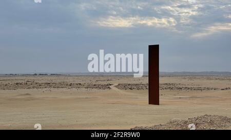 Scultura Est-Ovest Ovest-Est dell'artista 'Richard Serra' eretta a Brouq Riserva naturale vicino al villaggio di Zikreet Foto Stock