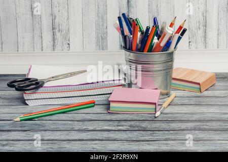 cancelleria in vetro di ferro e confezione di adesivi blocco note matite Foto Stock