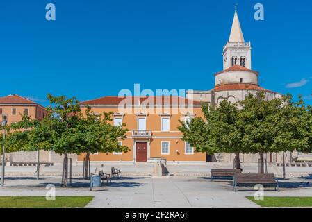 Campanile tra la chiesa di San Donato e la cattedrale di Sant'Anastasia a Zara, Croazia Foto Stock