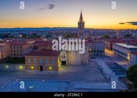 Vista all'alba della piazza Zeleni trg domiantata dalla cattedrale di sant'Anastasia a Zadar, Croazia Foto Stock