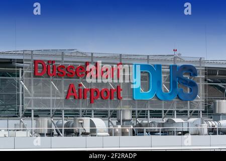 DUESSELDORF, NRW, GERMANIA - 18 GIUGNO 2019: Logo dell'aeroporto di Duesseldorf sul terminal Foto Stock