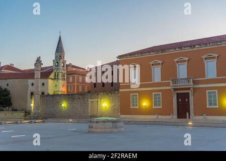 Vista sull'alba di piazza Zeleni Trg a Zadar, Croazia Foto Stock