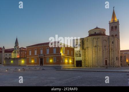 Vista sull'alba di piazza Zeleni Trg a Zadar, Croazia Foto Stock