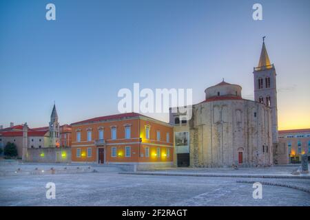 Vista sull'alba di piazza Zeleni Trg a Zadar, Croazia Foto Stock