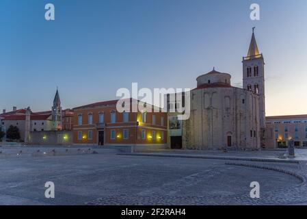 Vista sull'alba di piazza Zeleni Trg a Zadar, Croazia Foto Stock