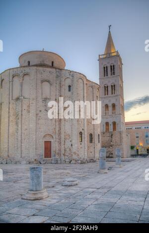 Vista all'alba del campanile tra la chiesa di San Donato e la cattedrale di Sant'Anastasia a Zadar, Croazia Foto Stock