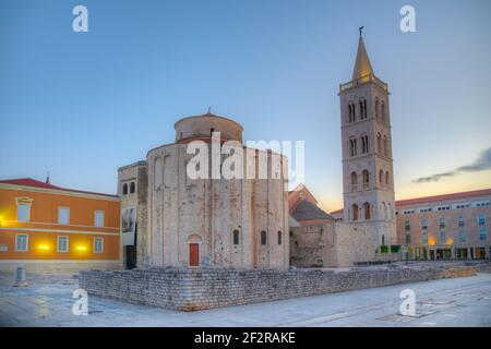 Vista all'alba del campanile tra la chiesa di San Donato e la cattedrale di Sant'Anastasia a Zadar, Croazia Foto Stock