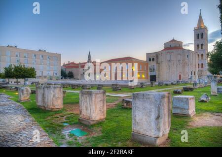 Vista sull'alba di piazza Zeleni Trg a Zadar, Croazia Foto Stock