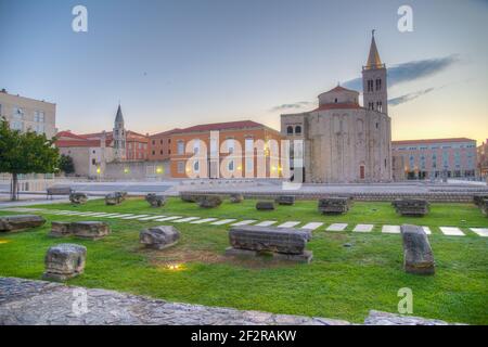 Vista sull'alba di piazza Zeleni Trg a Zadar, Croazia Foto Stock