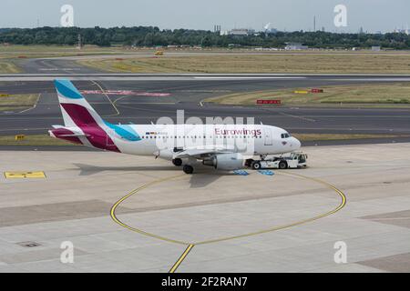 Dusseldorf, NRW, GERMANIA - 18 GIUGNO 2019: Aereo Eurowing all'aeroporto internazionale di Düsseldorf Foto Stock