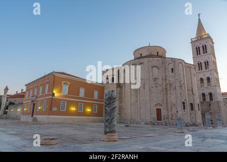 Vista sull'alba di piazza Zeleni Trg a Zadar, Croazia Foto Stock