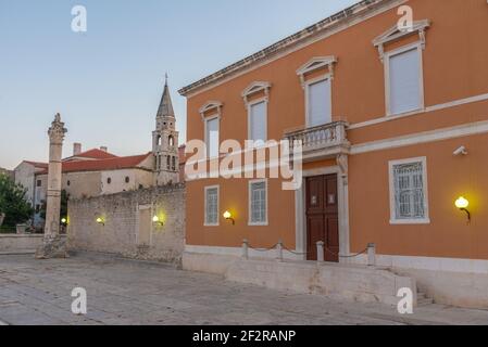 Vista sull'alba di piazza Zeleni Trg a Zadar, Croazia Foto Stock