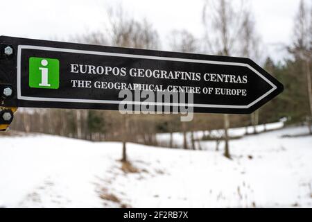 Segnale stradale del centro geografico d'Europa, Vilnius, Lituania, in inverno con neve Foto Stock