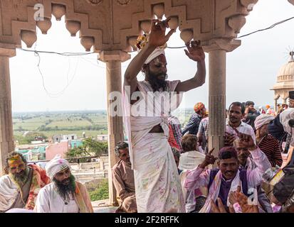 persone che festeggiano holi a barsana su holi festival con focus selettivo sul soggetto e aggiunto rumore e grani. Foto Stock