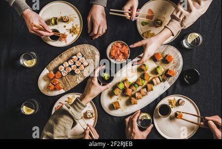 Famiglia quarantena giapponese cena dal servizio di consegna, vista dall'alto Foto Stock