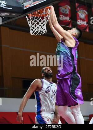 (210313) -- ZHUJI, 13 marzo 2021 (Xinhua) -- Tao Hanlin (R) di Shandong Heroes ha fatto il suo giro su Hamed Haddadi di Sichuan Blue Whales durante il 45° incontro tra Shandong Heroes e Sichuan Blue Whales nella stagione 2020-2021 della Chinese Basketball Association (CBA) League a Zhuji, provincia di Zhejiang, 13 marzo 2021. (Xinhua/Hu Huhu) Foto Stock