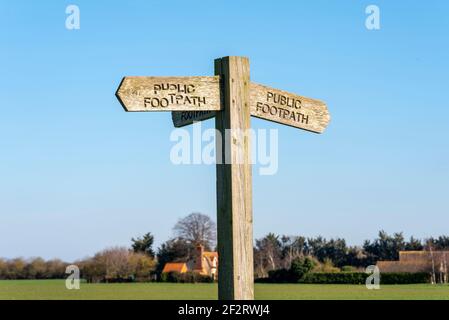 Antico cartello in legno pubblico in una zona rurale vicino a Stambridge nella campagna dell'Essex. Isolato contro il cielo blu. Testo non diritto Foto Stock