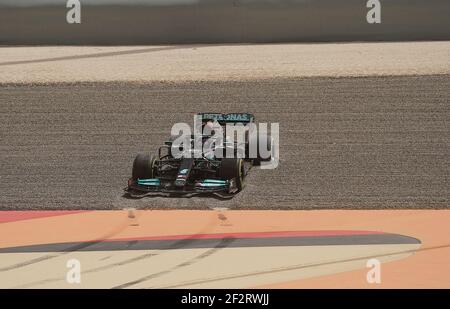 13 marzo 2021, Bahrain, Sakhir: Formula 1: Inizia il test pre-stagione, giorno 2. Lewis Hamilton (GBR n° 44), Mercedes-AMG Petronas Formula uno Team, gira nella ghiaia. Foto: Hasan Bretic/dpa Foto Stock