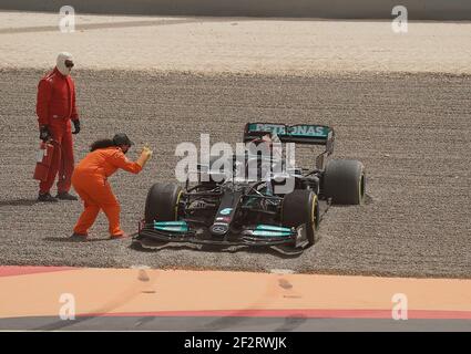13 marzo 2021, Bahrain, Sakhir: Formula 1: Inizia il test pre-stagione, giorno 2. Lewis Hamilton (GBR n° 44), Mercedes-AMG Petronas Formula uno Team, gira nella ghiaia. I marescialli vengono a recuperarlo. Foto: Hasan Bretic/dpa Foto Stock
