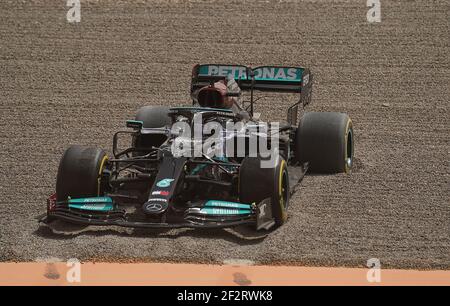 13 marzo 2021, Bahrain, Sakhir: Formula 1: Inizia il test pre-stagione, giorno 2. Lewis Hamilton (GBR n° 44), Mercedes-AMG Petronas Formula uno Team, gira nella ghiaia. Foto: Hasan Bretic/dpa Foto Stock
