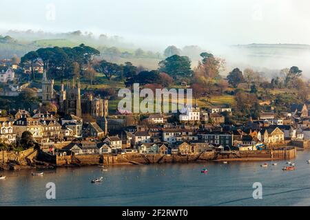 Fowey visto da Polruan; fiume Fowey; mattina presto; Cornovaglia; Regno Unito Foto Stock