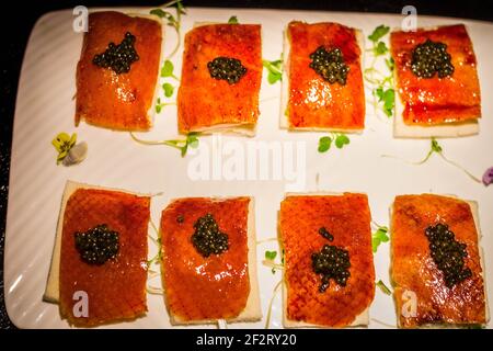 tradizionale buccia d'anatra arrosto a fette di pechino servita con caviale in alto Foto Stock