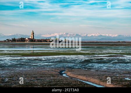 L'antico Santuario di Barbana con montagne innevate sullo sfondo Foto Stock