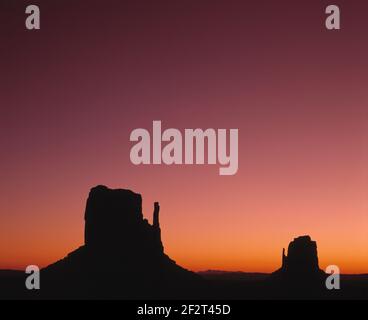 Stati Uniti. Arizona. Monument Valley. West Mitten Butte e East Mitten Butte al crepuscolo. Foto Stock