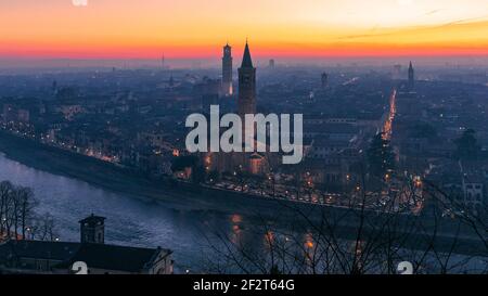 Bella vista panoramica tramonto del centro storico di Verona, Torre Lamberti e il campanile di Santa Anastasia coperto di nebbia serale. Vista da Piazzale Cast Foto Stock