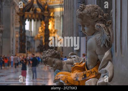 ROMA, ITALIA - 05 SETTEMBRE 2018: Elementi decorativi in Basilica di San Pietro, Vaticano, Roma, Italia (Basilica di San Pietro in Vaticano) Foto Stock