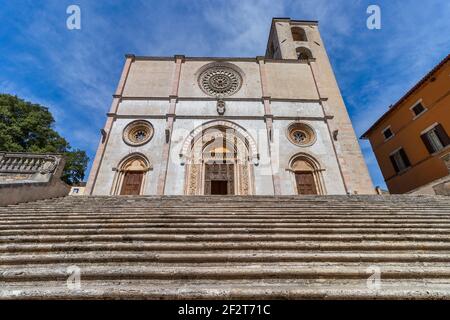 Vista della facciata e delle scale in marmo della cattedrale gotica di Santa Maria Assunta in Piazza del Popolo a Todi, Umbria, Italia Foto Stock