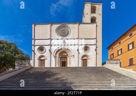 Vista della facciata e delle scale in marmo della cattedrale gotica di Santa Maria Assunta in Piazza del Popolo a Todi, Umbria, Italia Foto Stock